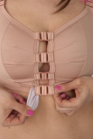 Beige underwired top fastened at the front Top Kliklak Beige