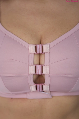 Top bez fiszbin pudrowy róż zapinany z przodu Top Kliklak Róż